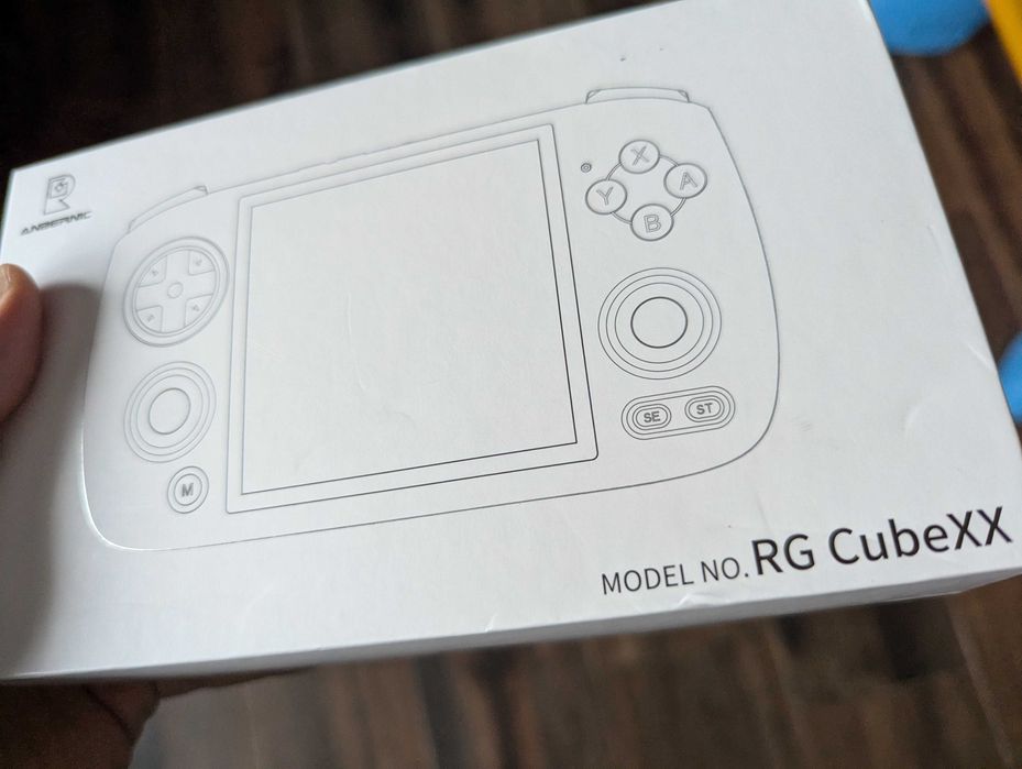 Consola portabila Anbernic RG CubeXX la cutie