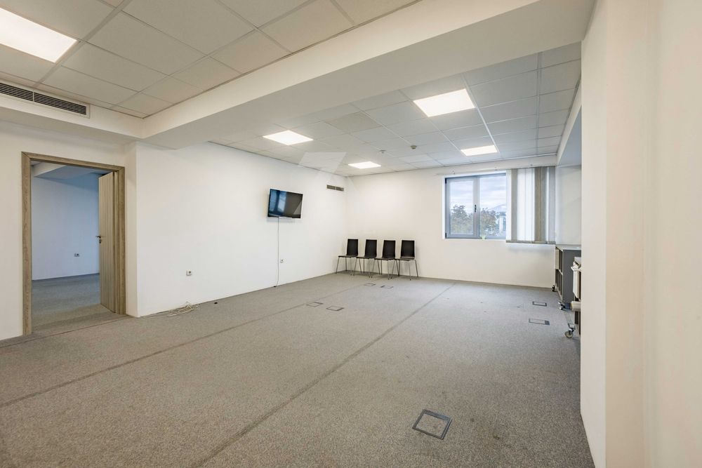 Дава под наем просторен офис в ж. к. Хаджи Димитър