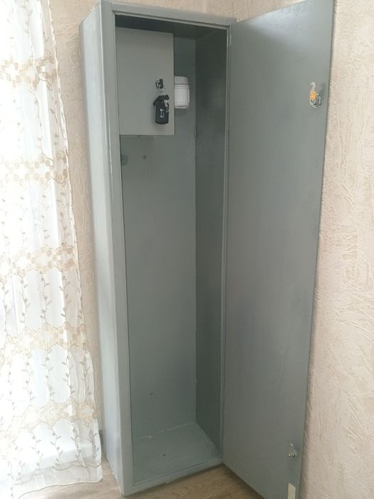 Сейф металлический с тумбой.