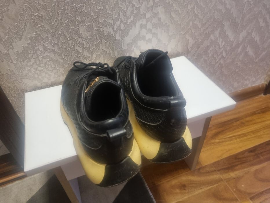 Продаются зимние крассовки.покупались за 150 долларов