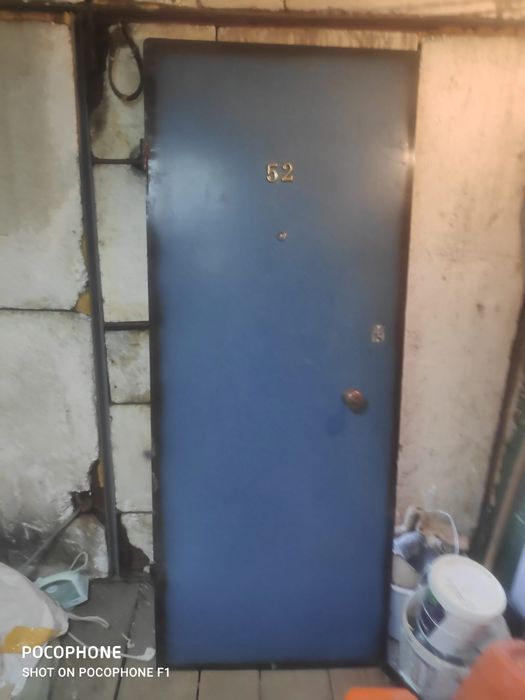 Продам металлическую дверь
