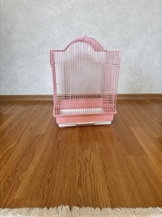 Продаются клетки для попугаев.
