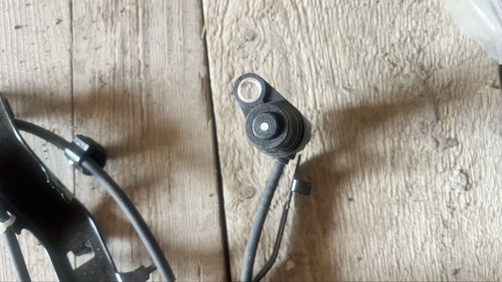 Датчик ABS передний левый Toyota Hilux