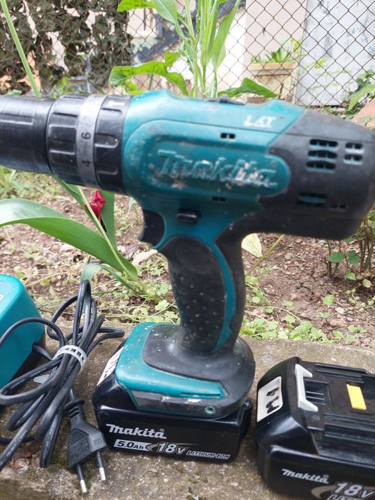 Винтоверт  Makita и електрически верижен трион  Makita UC4030 A