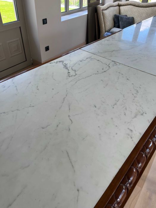 Masă tip bar, lemn de cireș sculptat cu suprafață de marmură