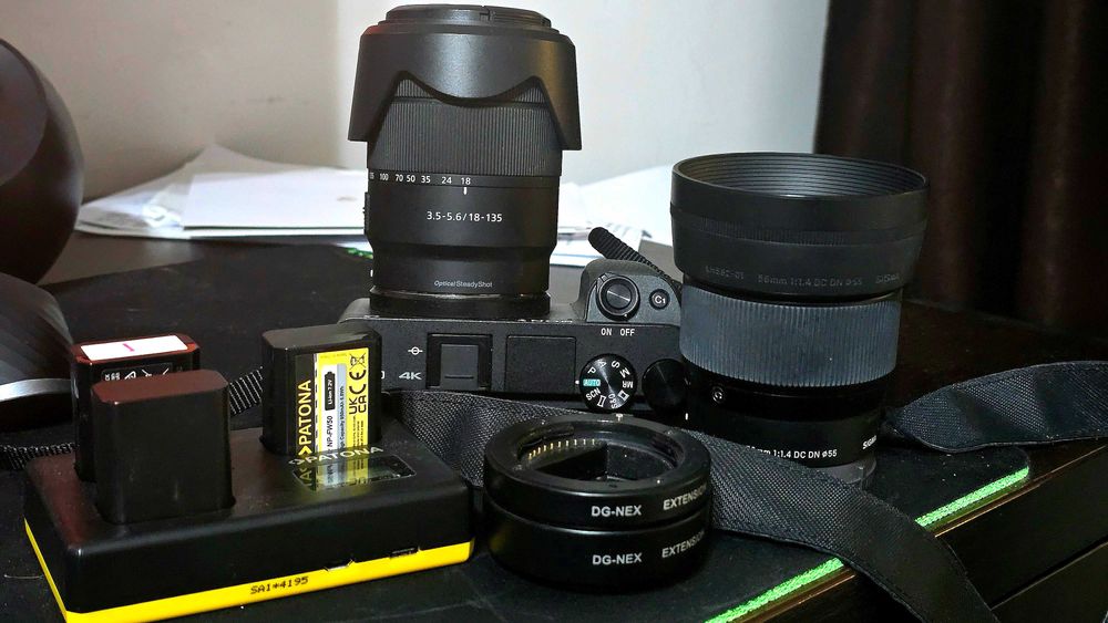 Camera Sony A6400 (+ obiective Sony 18-135mm, Sigma 56mm 1.4 + inele macro cu autofocus, 4 baterii, alte accesorii)