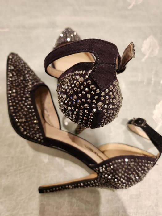 Блестящи обувки с висок ток