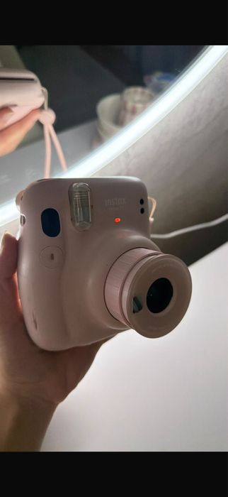 Instax фотоопарат