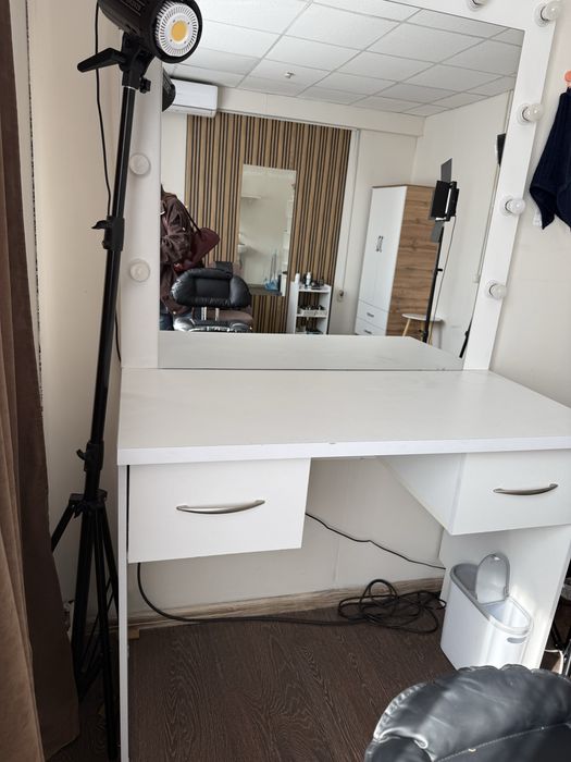 Продаю визажный стол