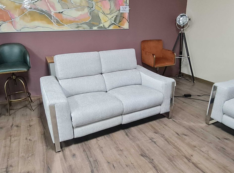 Сив комплект дивани две двойки от плат с електрически релакс механизъм