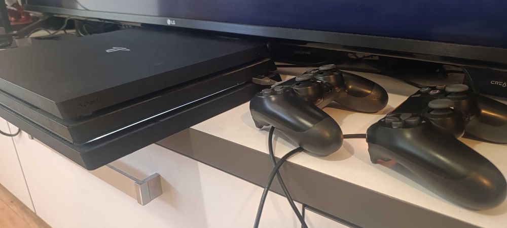 Конзола PS4 PRO 1TB + два джойстика