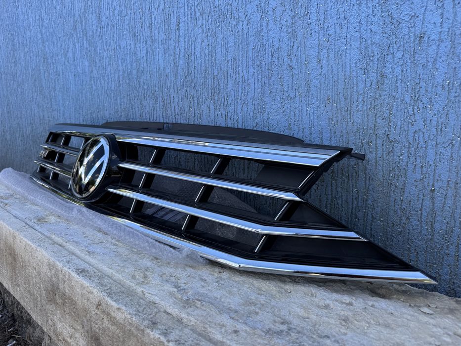 Решетка VW Passat B8.5 R-Line НЕ Е НОВА