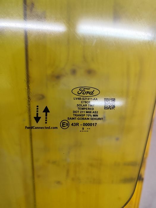 Оригинално предно ляво стъкло Ford Kuga Escape 2020-2025