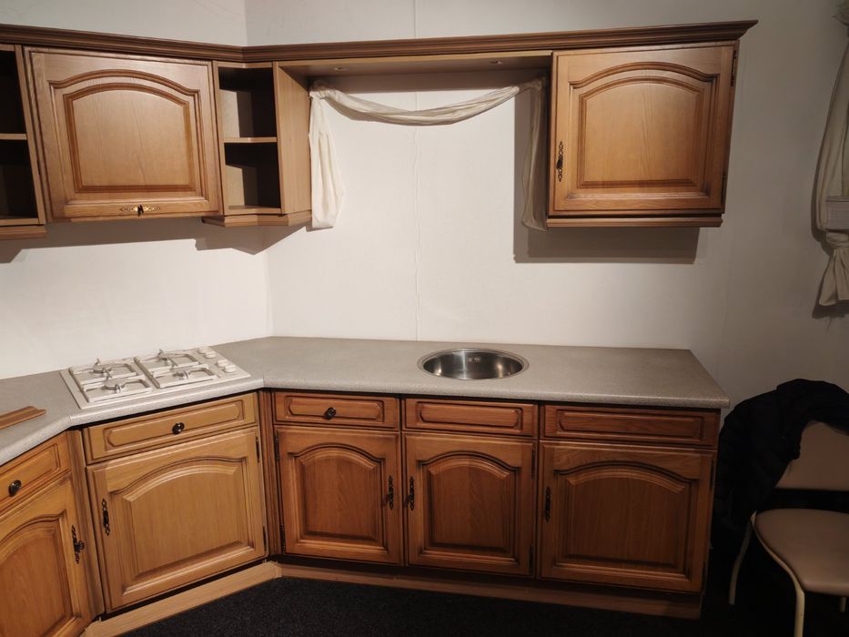 Чисто нова ъглова кухня с  дъбови вратички и уреди