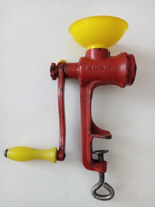 Ретро мелничка за чер пипер, мелничка за орехи и ядки.