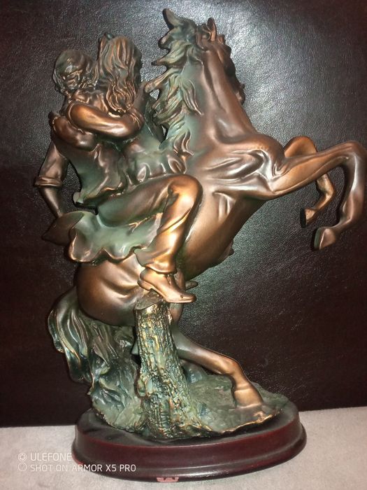 Уникално красива статуетка на Адам и Ева  на  изправен кон.н