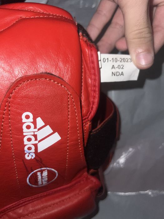 Комплект адидас перчаток и шлема