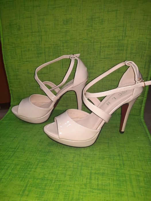 Sandale nude cu toc
