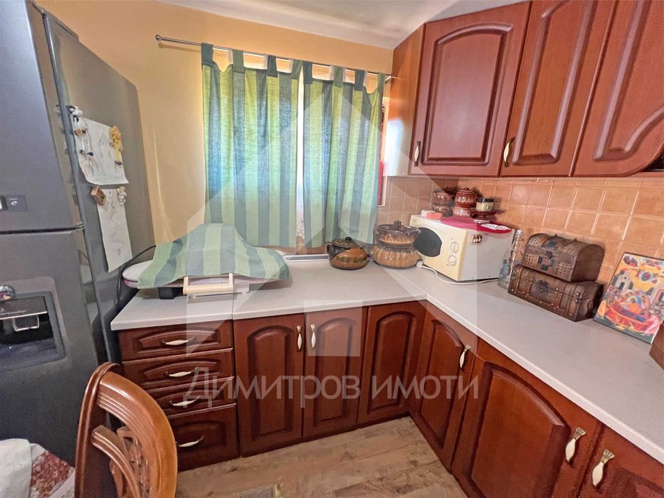 Продава еднофамилна, тухлена къща с 2 ДКА двор на 70 км от Варна.