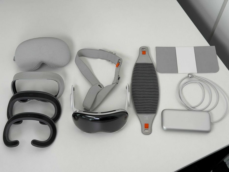 Apple Vision Pro | 256GB | Solo Knit Band M | Dual Loop Band M - като нов