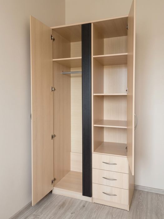 Шкаф и столик с зеркалом