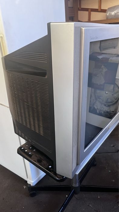 Телевизор цветной со стойкой.