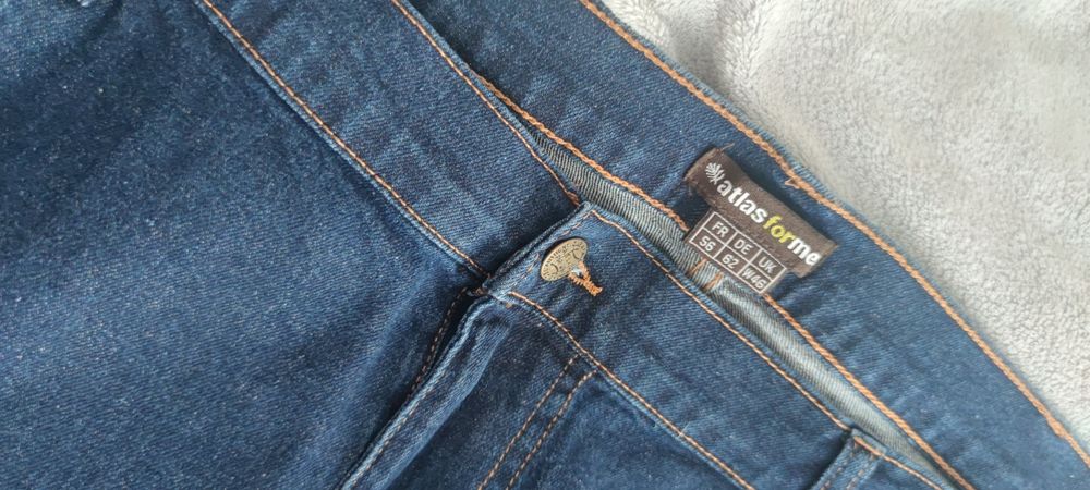 Vând blugi noi mărimea 60