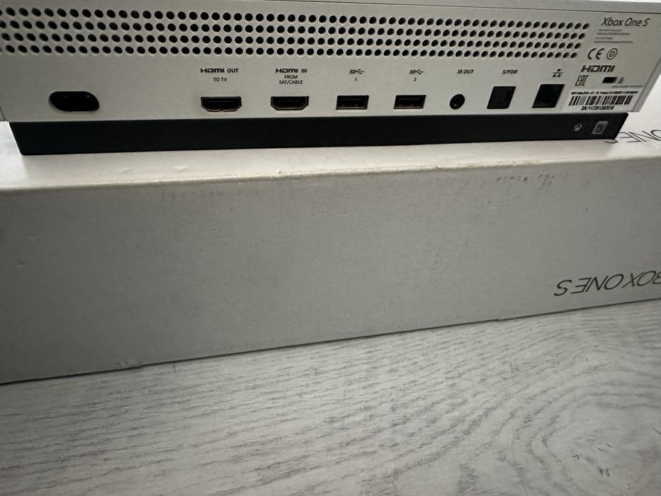 XBox One S 1Tb + 2 controllere