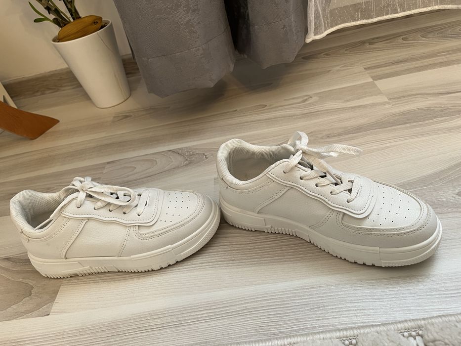 Vand sneakers albi marimea 36 DEEZEE