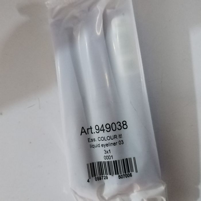 Vând lot produse cosmetice essence și catrice