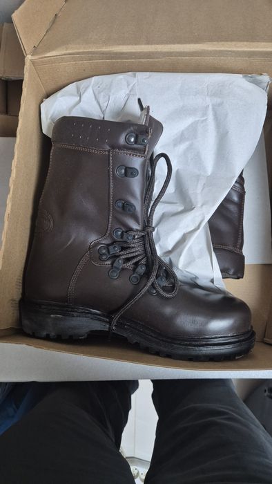 Bocanci armata diverse culori si marimi si o scurta noua combat terest