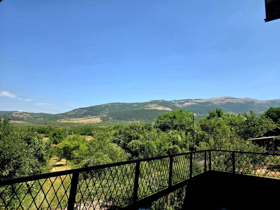 Масивна триетажна къща с.Горна Гращица