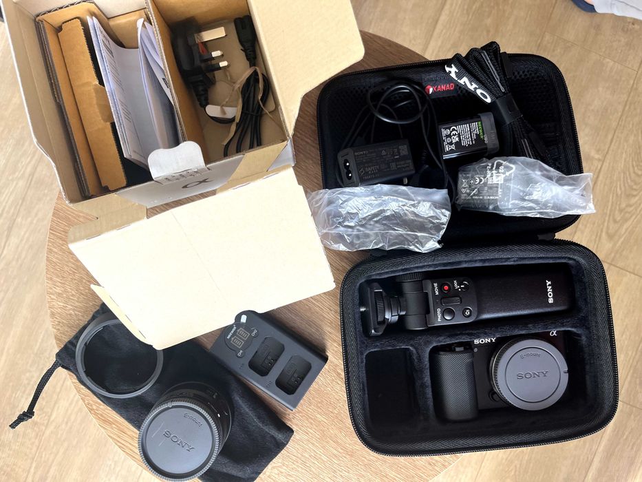**ПРОДАВАМ ПЪЛЕН VLOG / CONTENT CREATOR КОМПЛЕКТ – SONY ZV-E10 + ОБЕКТИВ + ТРИПОД + АКСЕСОАРИ**