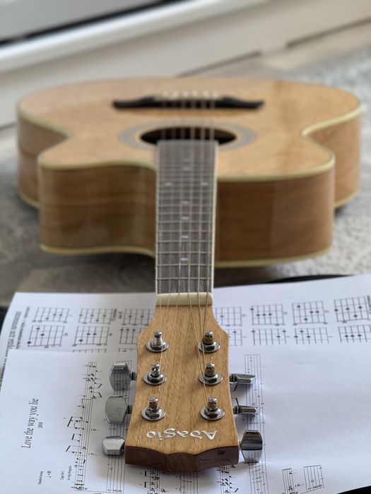 Акустическая Гитара Adagio с набором аксессуаров.