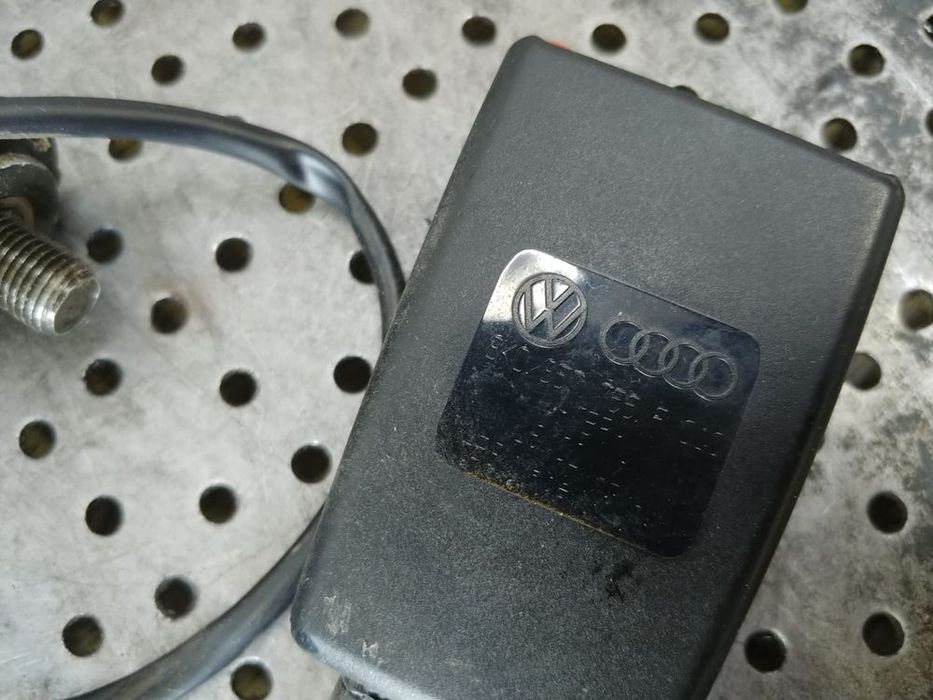 capsa centura dreapta fata cu fir  audi a4 b8 8k0857755f