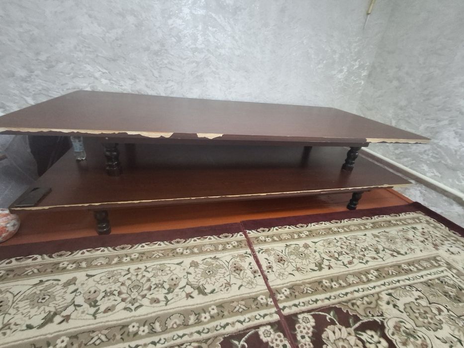 Стол биік аяғы бар