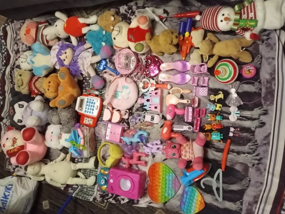Продам игрушки для девочки