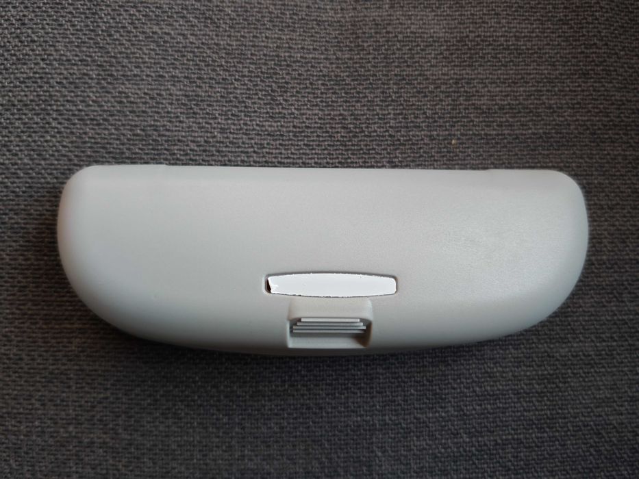 Калъф за очила на мястото на дръжката над главата