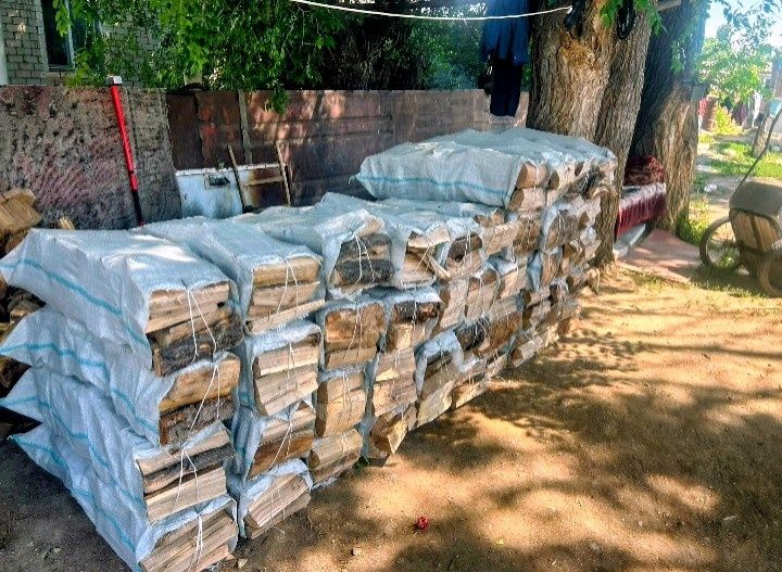 Дрова на продажу в мешках