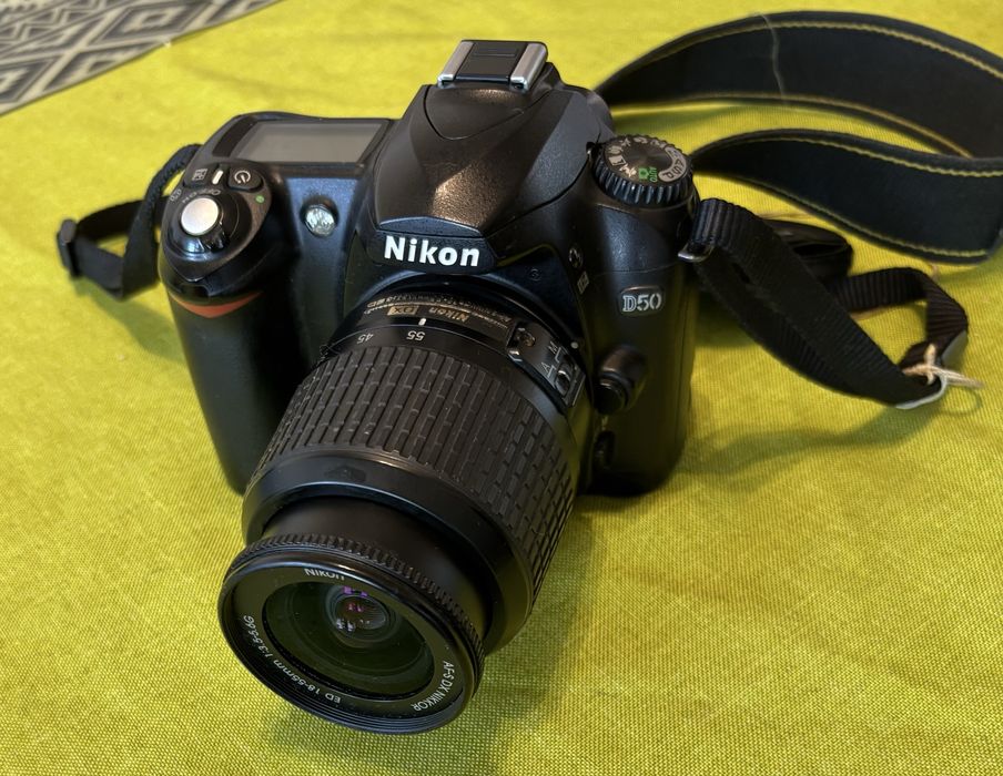Продавам  фотоапарати NIKON D50  и  PRAKTIKA MTL 3