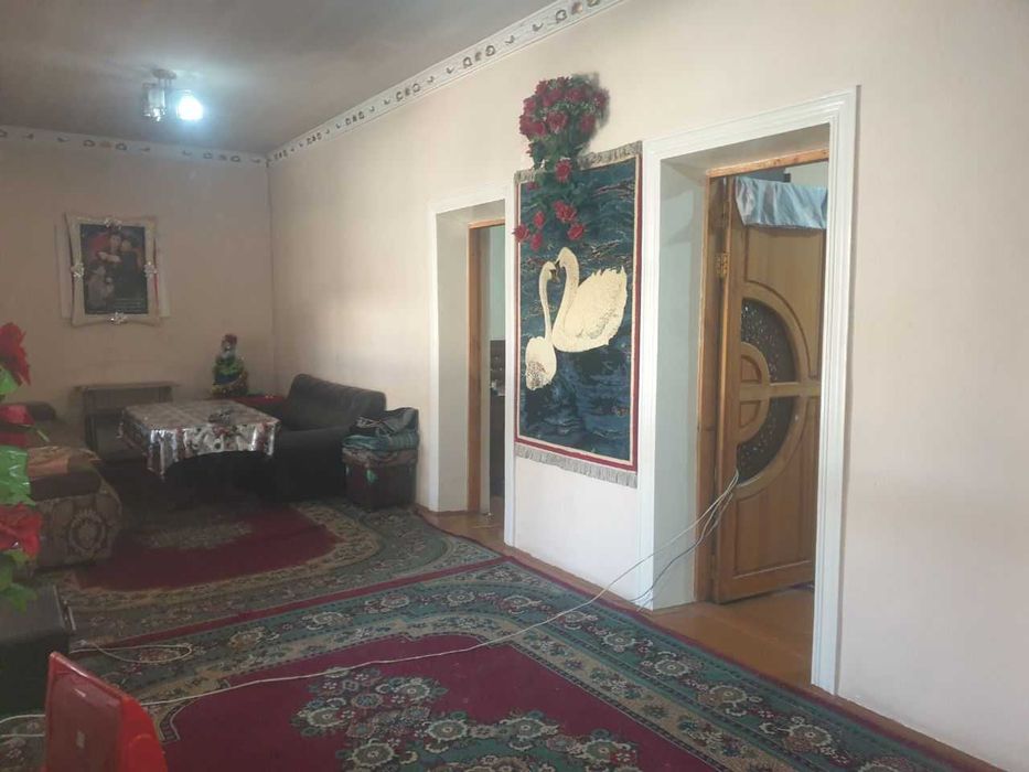 Uy sotiladi 5 sotixli yashab turilgan uy.