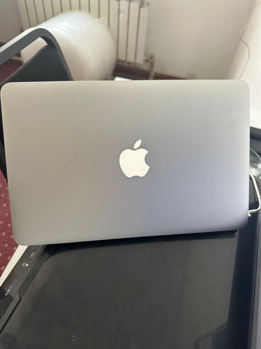 Macbook air, 2012 года 11 дьюмовый