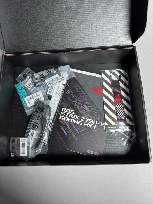 Чисто нова Asus Rog STRIX Z790-F Gaming WIFI DDR5