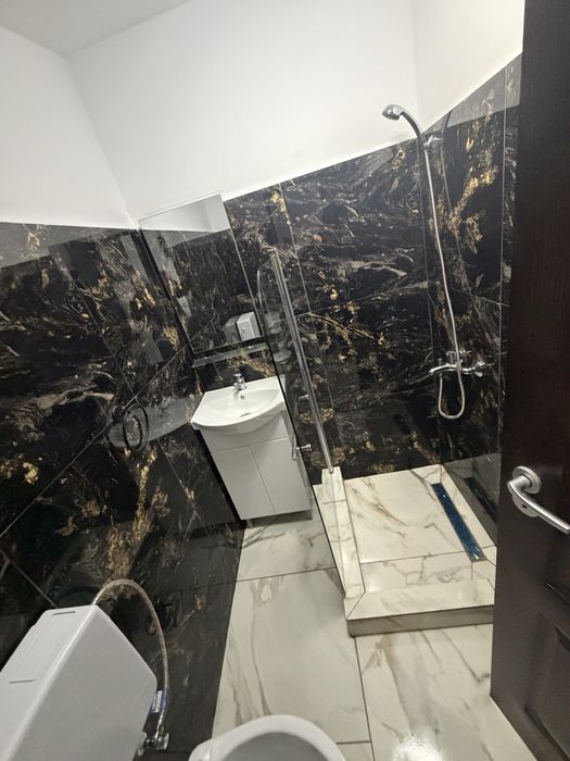 Inchiriez casa la curte