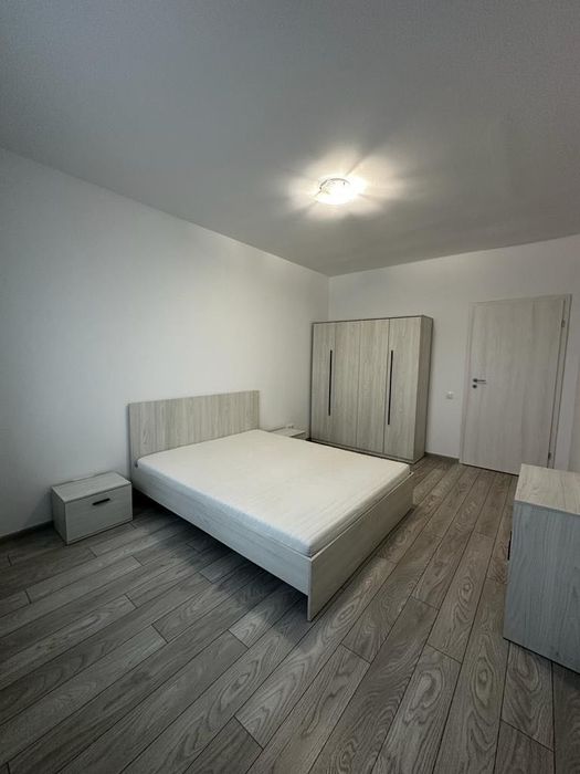 Vând mobilă dormitor + 4 uși interior + 1 intrare apartament