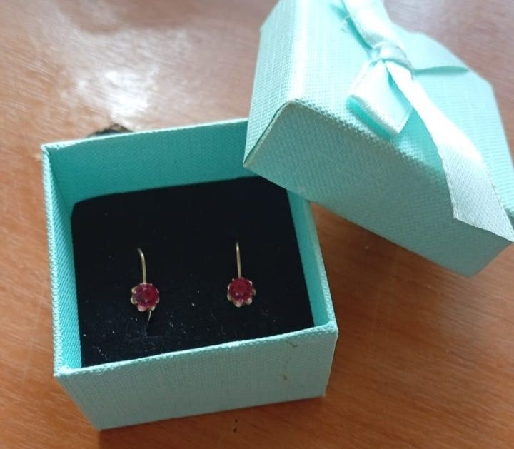 Продам золотые серьги