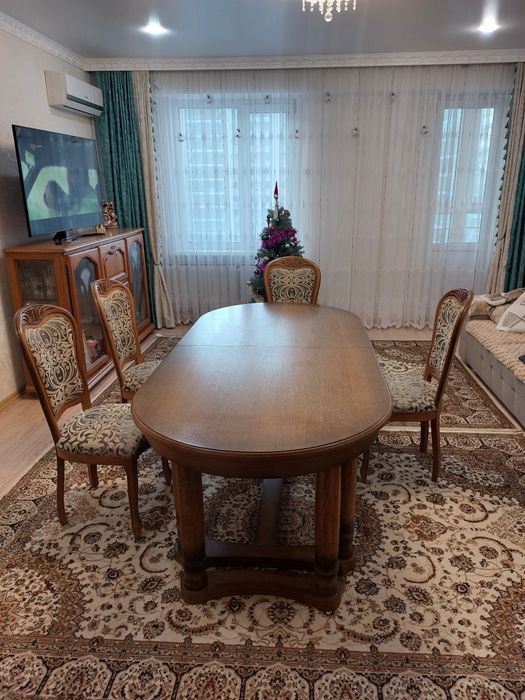 Стол дубовый для гостийной