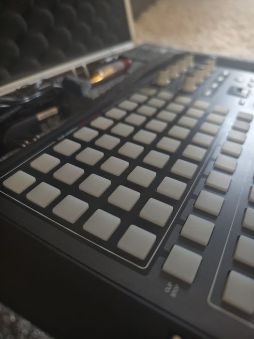 MIDI-контроллер AKAI с кейсом