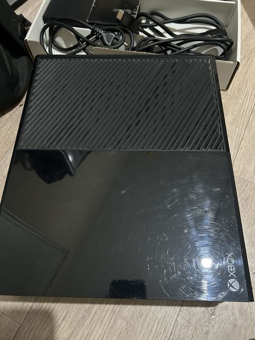 XBOX ONE, объем памяти 500 gb, 2 оригинальных геймпада