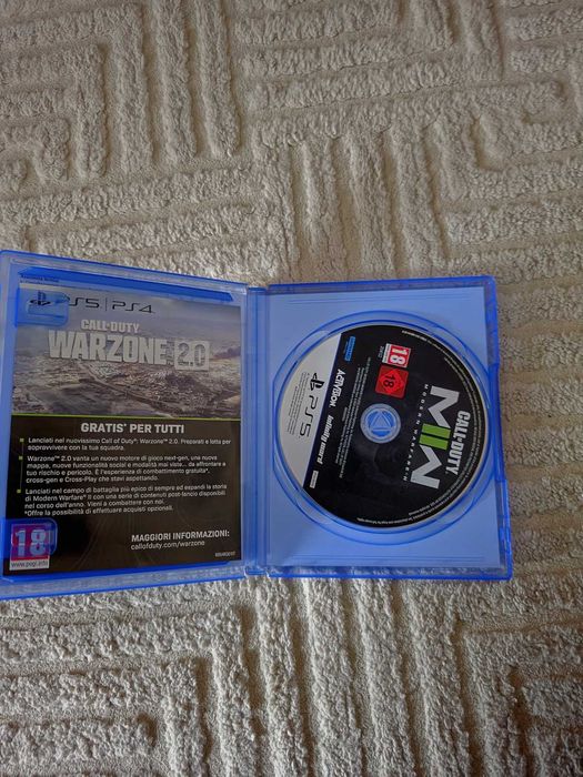 Две игри: call of duty modern warfare 2 (за playstation 5)  и  lego Marcel super heroes (за playstation 4).